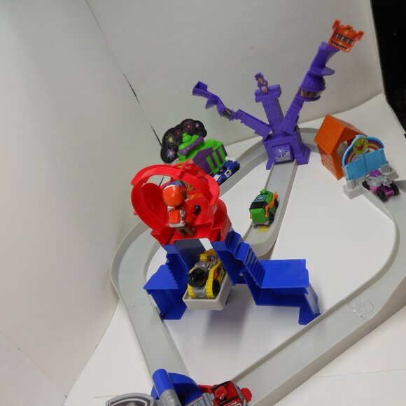 Paw Patrol: The Movie Liberty Total City Rescue Vehicle Playset and 6 Cars - Picture 3 of 15